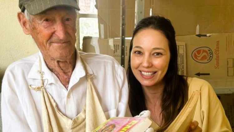 Herica Donato visita biblioteca e destaca trabalho de servidor público de 94 anos