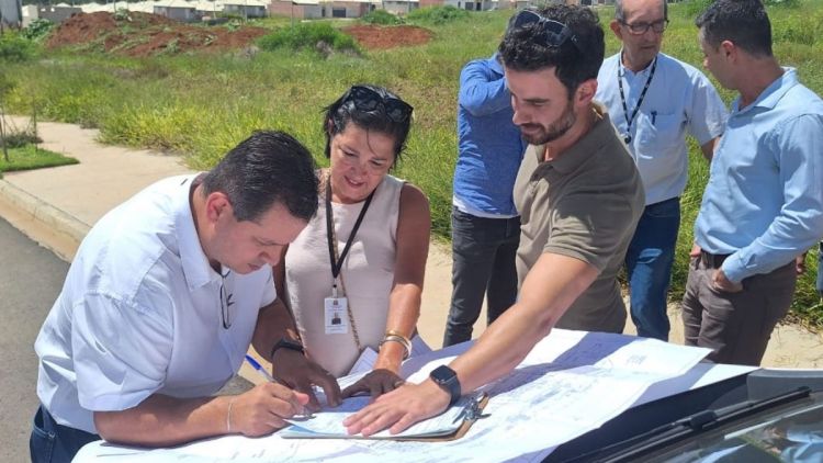 Roselei visita área destinada à construção de nova escola estadual no bairro Santo Antônio