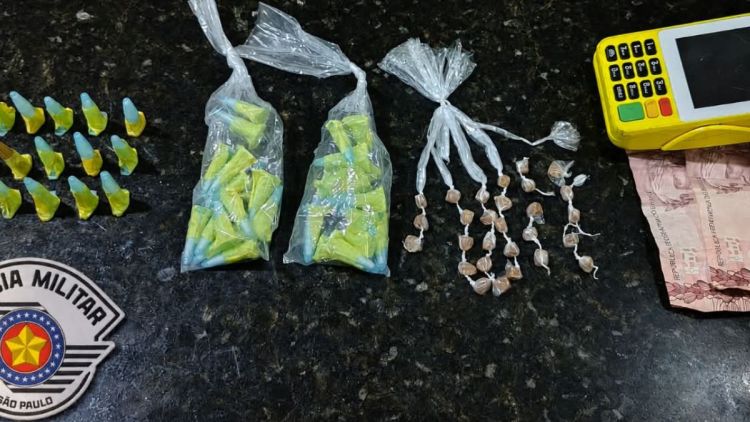 Polícia Militar apreende drogas e máquina de cartão durante abordagem em São Carlos