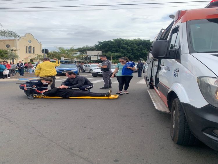 Acidente deixa duas mulheres feridas na frente da igreja Santo Antônio de Pádua