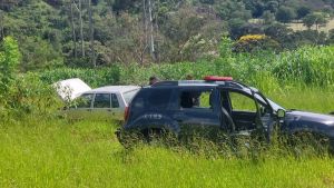 Fiat Uno é localizado abandonado e depenado na região do Cidade Aracy