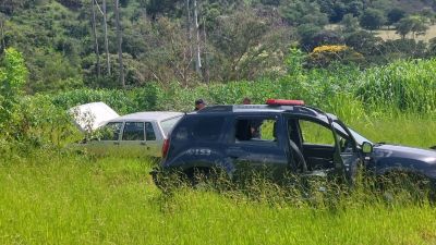 Fiat Uno é localizado abandonado e depenado na região do Cidade Aracy