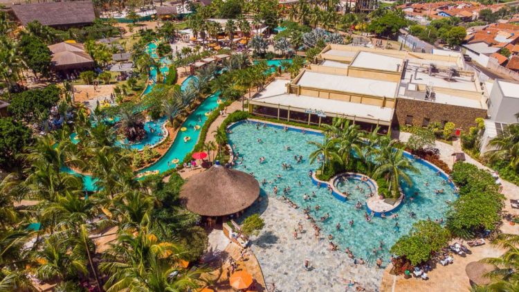 Na ensolarada Olímpia, parque aquático é praia no interior e tem até surf
