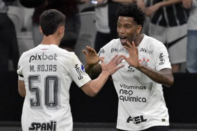 Com gol de Gil, Corinthians vence Estudiantes e larga na frente nas quartas da Sul-Americana