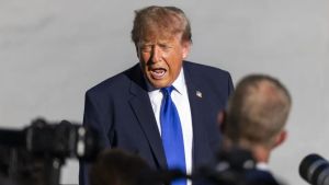 Trump diz ter "direito" a se candidatar de novo porque "roubaram" vitória