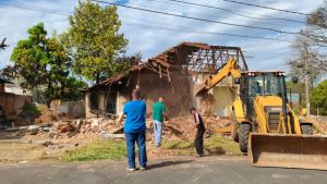 Prefeitura realiza ação conjunta de demolição de imóveis abandonados