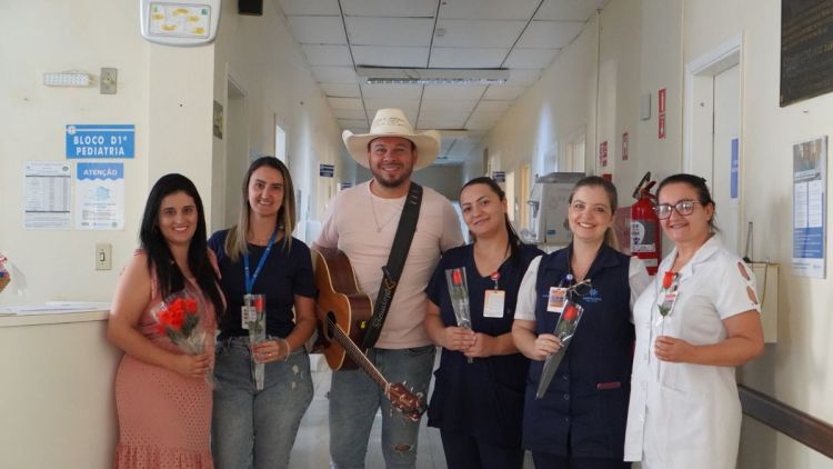 Cantor PH e Gabriela Rosa promovem ação especial de Dia das Mães na Santa Casa