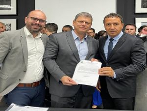Edson Ferraz e Netto Donato são recebidos pelo governador Tarcísio que assinou a liberação dos primeiros recursos para São Carlos