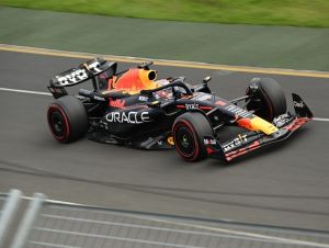 Verstappen é pole do GP da Austrália, com Mercedes em 2º e 3º