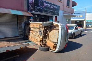 Veículo tomba após colidir com ônibus no Centro de Araraquara