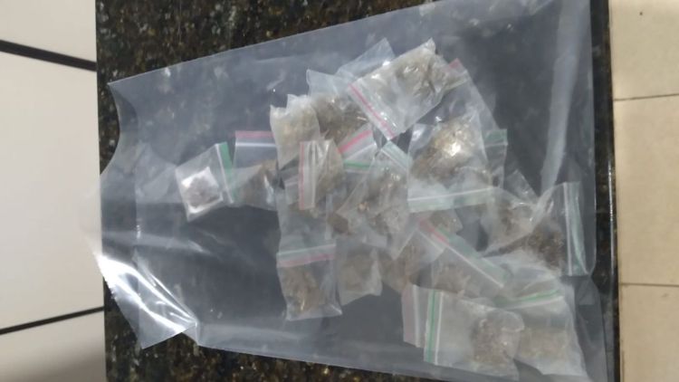 Operação policial apreende drogas e dinheiro em ponto conhecido de tráfico no Jardim Jockei Club