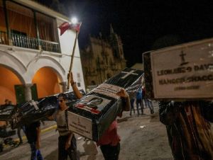 Lima é palco de protestos pela renúncia da presidente do Peru