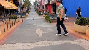 Vereador Edson Ferraz protocola requerimento por revitalização do Calçadão e da Praça do Mercado