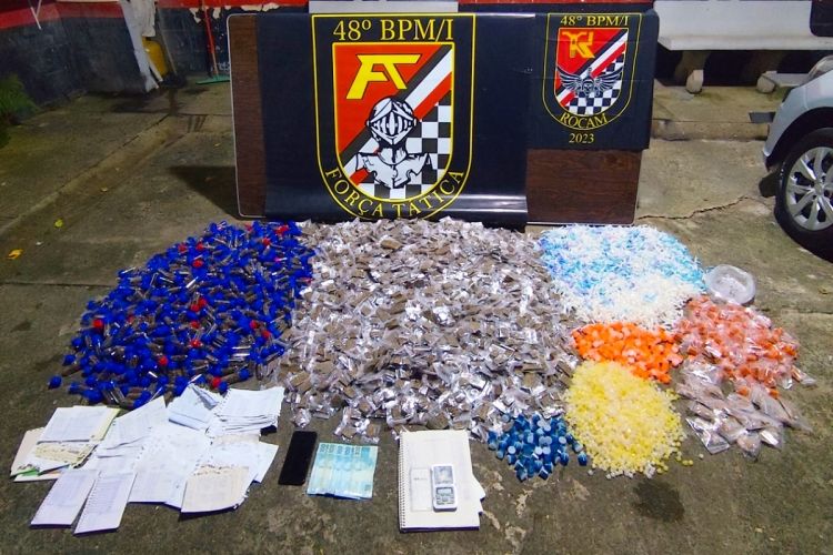 ‘Sede’ do tráfico é descoberta pela PM: mais de 11 mil porções de drogas são apreendidas