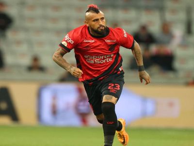 Vidal entra em campo pelo Athletico e alfineta Sampaoli por saída do Flamengo: &quot;Um perdedor&quot;