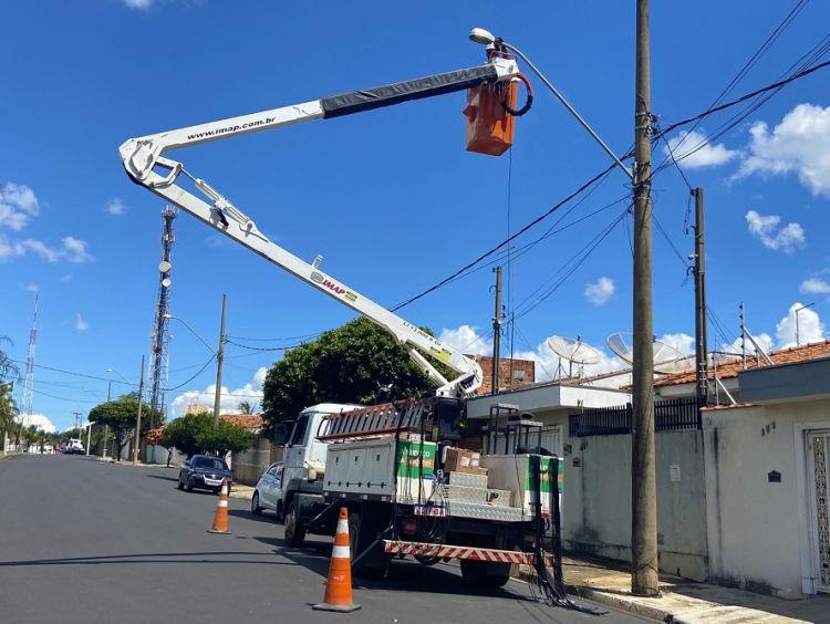 Prefeitura avança na modernização da iluminação pública com substituição de lâmpadas comuns por LED