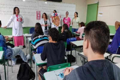 Agentes de saúde da UBS Santa Felícia realizam orientações para alunos do ensino médio