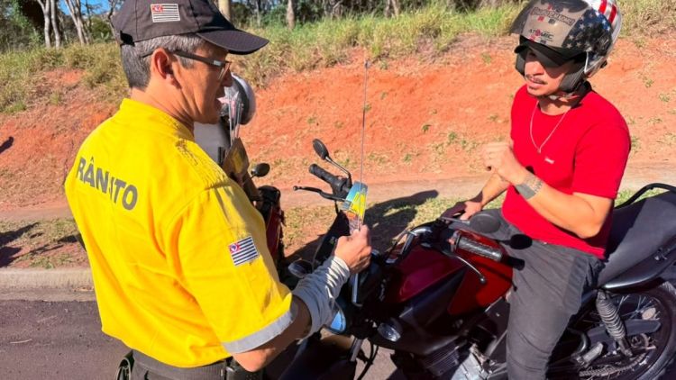 Mobilidade Urbana distribui 50 antenas corta-pipa em ação de conscientização no Eduardo Abdelnur