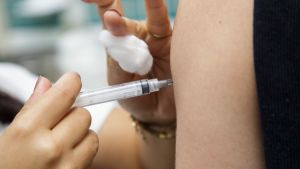 São Carlos mantém vacinação contra a dengue para crianças e adolescentes de 10 a 14 anos