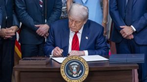 Trump impõe sobretaxa adicional de 25% a produtos da índia