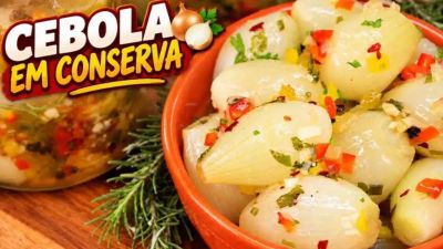 Cebola em conserva caseira é fácil de preparar e combina com churrasco e diversos pratos