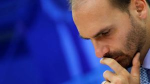 Moraes decide avançar com denúncia contra Eduardo Bolsonaro sem notificação pessoal