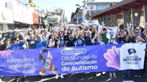 São Carlos reúne centenas em caminhada de conscientização sobre o Autismo