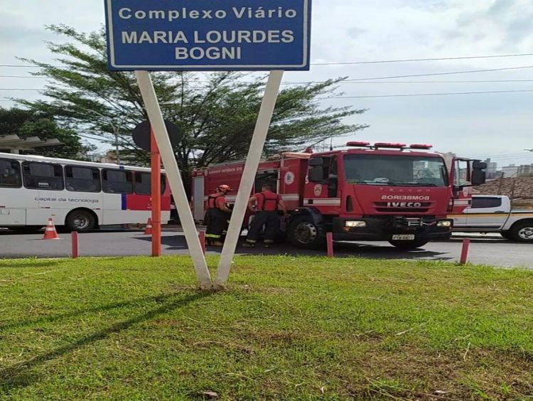 Motociclista fica ferido após colisão com ônibus