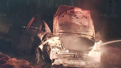 Incêndio atinge veículo na madrugada e mobiliza Bombeiros na Vila Izabel