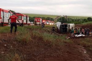 Acidente com ônibus de fiéis deixa oito mortos