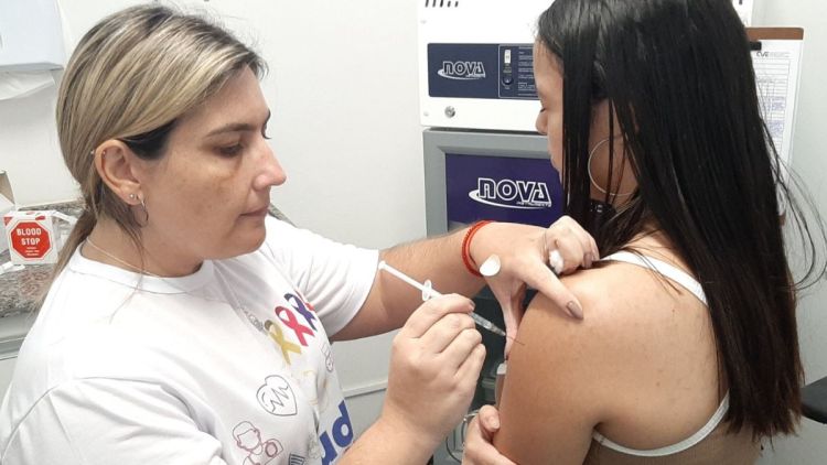Adesão à vacina contra a dengue segue baixa entre adolescentes