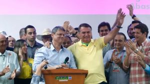 Tarcísio bajula Bolsonaro, repete bordão e solta um 'ihuuu' a pedido do ex-presidente