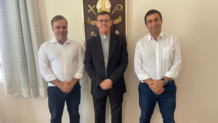 Gustavo Pozzi e André Rebello entregam moção de congratulação a Dom Luiz pelos 10 anos de ordenação episcopal