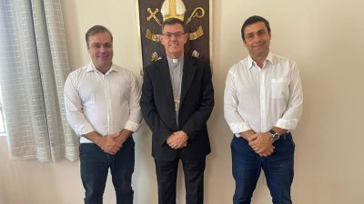 Gustavo Pozzi e André Rebello entregam moção de congratulação a Dom Luiz pelos 10 anos de ordenação episcopal