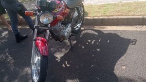 Motocicleta é apreendida durante fiscalização no bairro CDHU, em Ibaté