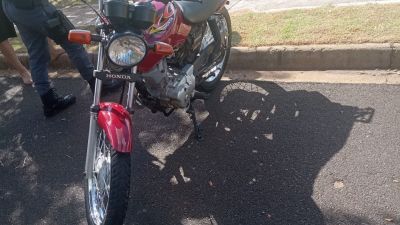 Motocicleta é apreendida durante fiscalização no bairro CDHU, em Ibaté