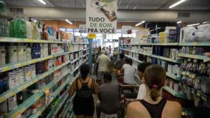 IPCA-15 desacelera a 0,32% em outubro e fica abaixo das projeções; alimentos pressionam