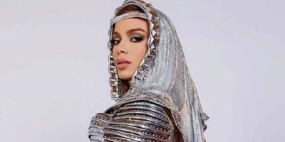 Anitta aparece no Carnaval de Salvador com saia completamente aberta atrás: “Volume tá grandão”