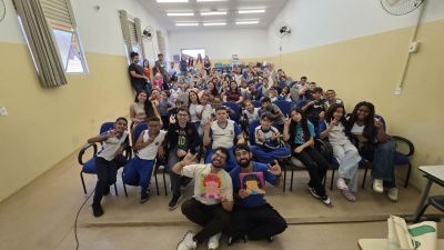 Departamento de Educação Inclusiva promove encontro entre estudantes surdos e escritor