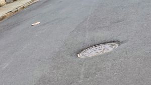 Vereador Edson Ferraz pede que Prefeitura e SAAE corrijam tampas de poços de visita que ficaram fundas após recape