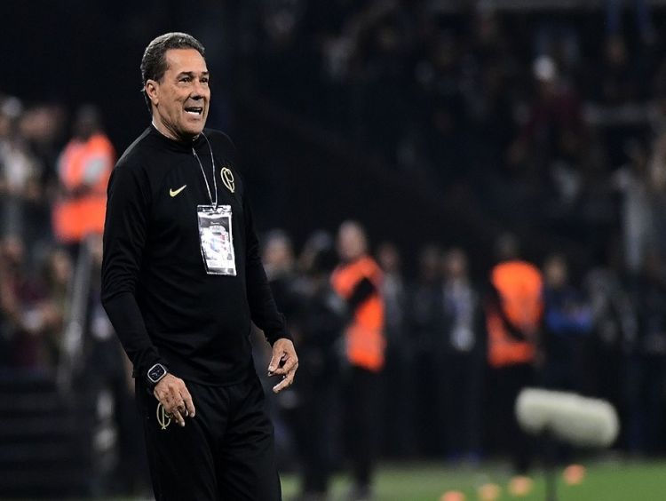 Luxemburgo cita conversa e diz que Corinthians &quot;não teve como evitar&quot; saída de Róger Guedes