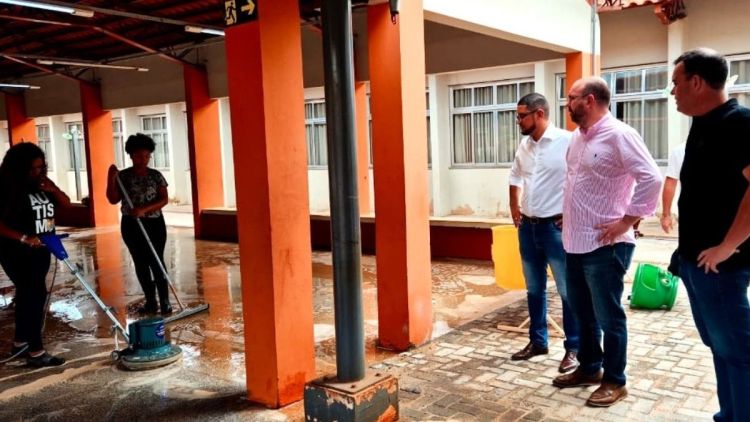 Prefeito Netto Donato vistoria reformas em escolas municipais