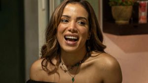 Anitta e Danilo Mesquita são flagrados aos beijos pela primeira vez