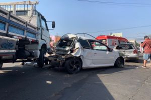 4 veículos se envolvem em acidente no Centro de São Carlos