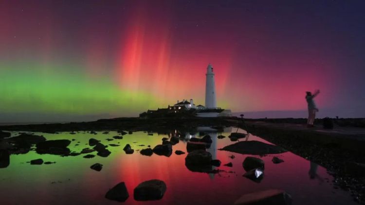 Aurora boreal 'pinta' céu dos EUA de verde e rosa e há imagens magníficas