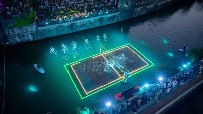 Evento de vôlei sobre a água tem luzes de led e é realizado dentro de rio