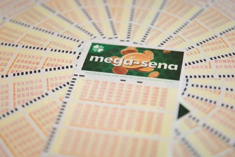 Mega-Sena acumula e deve chegar a R$ 105 milhões