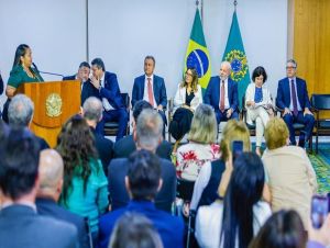 Lula assina projeto de lei que garante verba para piso da enfermagem