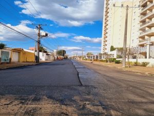 Ruas Padre Teixeira e Campos Salles recebem serviço de recapeamento