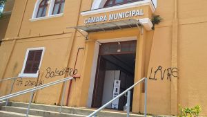 Nota de repúdio à pichação do prédio histórico da Câmara Municipal de São Carlos